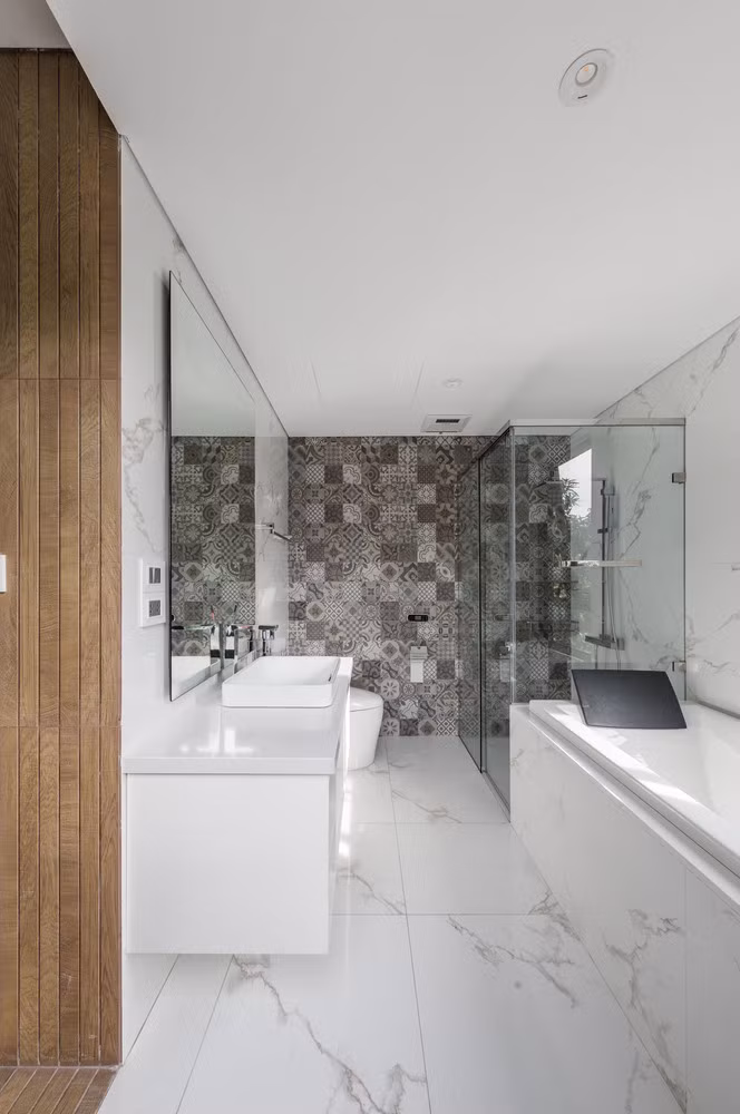 Phòng tắm đủ rộng, thoáng và tiện nghi.