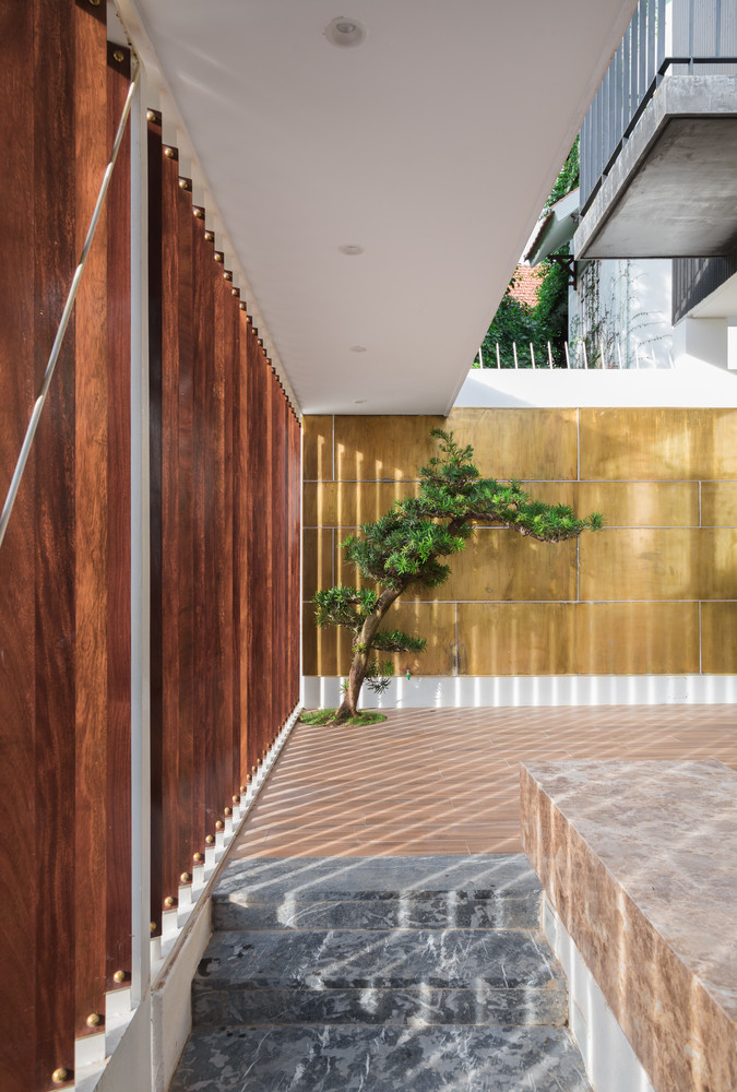 Hướng đến phong cách tối giản, nhóm kiến trúc sư sử dụng tông màu trắng, đen, ghi và gỗ kết hợp.