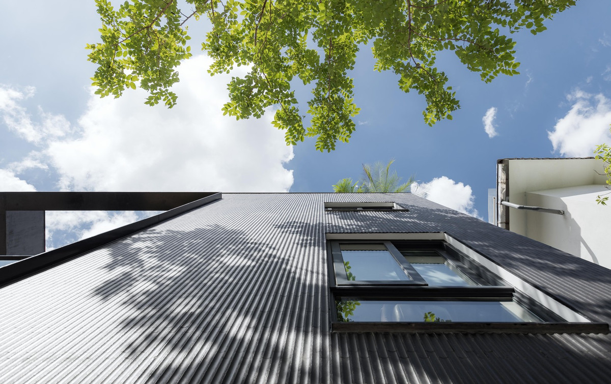 Nằm tại một ngã ba, mặt tiền hướng về phía tây nhưng ngôi nhà không bị nắng nhờ cây lớn xung quanh.