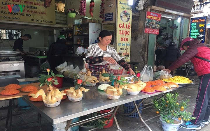 Với quan niệm dân gian "Cúng cả năm không bằng rằm tháng Giêng", nhiều gia đình tại Hà Nội đang tấp nập sắm sửa đồ lễ để cúng. Các mặt hàng chế biến sẵn như xôi chè, gà cánh tiên cũng khá đắt hàng, dù giá tăng nhẹ so với ngày thường. Cụ thể, xôi, chè có giá từ 10.000 – 12.000 đồng/đĩa, gà cánh tiên 300.000-400.000 đồng/con.