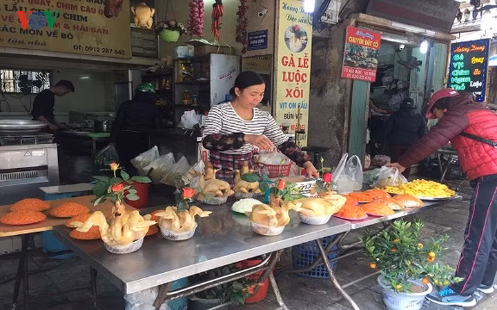 Với quan niệm dân gian "Cúng cả năm không bằng rằm tháng Giêng", nhiều gia đình tại Hà Nội đang tấp nập sắm sửa đồ lễ để cúng. Các mặt hàng chế biến sẵn như xôi chè, gà cánh tiên cũng khá đắt hàng, dù giá tăng nhẹ so với ngày thường. Cụ thể, xôi, chè có giá từ 10.000 – 12.000 đồng/đĩa, gà cánh tiên 300.000-400.000 đồng/con.