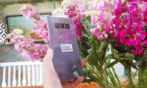 Đây không phải là mẫu smartphone cao cấp có màu Tím khói đầu tiên của Samsung, mà trước đó một siêu phẩm khác là Galaxy S8+ cũng sở hữu màu tương tự. Bằng cách này Samsung đã tạo ra xu hướng mới cho các nhà sản xuất smartphone trên toàn cầu.