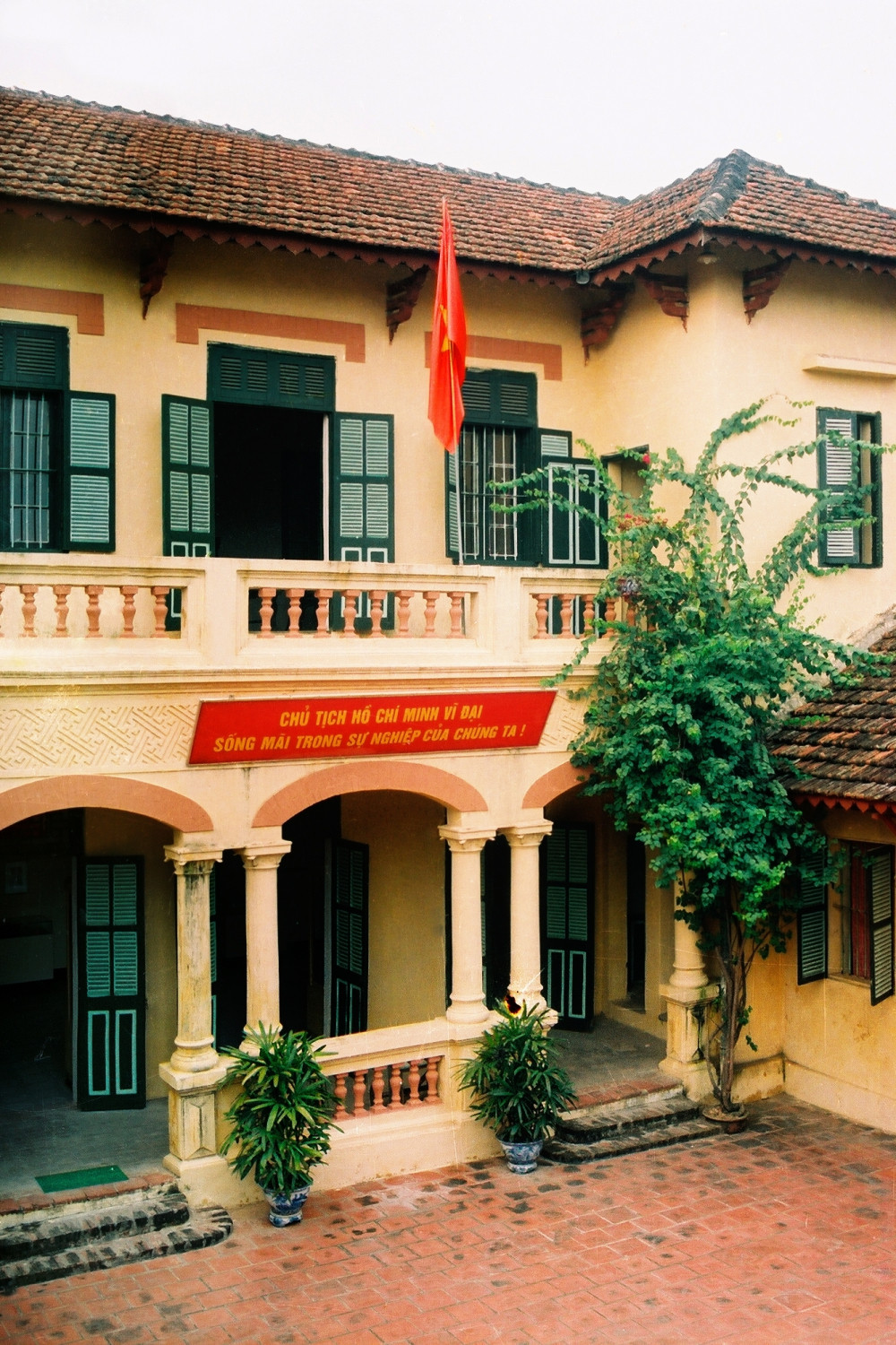 Ngôi nhà có sân vườn và ba dãy nhà kết cấu hình chữ U. Tầng hai ngôi nhà là nơi ở và làm việc của Chủ tịch Hồ Chí Minh từ ngày 3/12-19/12/1946. Ảnh: Cổng thông tin điện tử quận Hà Đông.