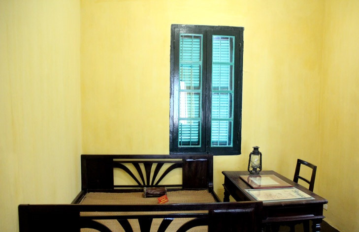 Căn buồng nhỏ - nơi Bác Hồ ở và làm việc gồm một chiếc giường gỗ, ghế bàn, mắc áo. Ảnh: Vietnamnet.