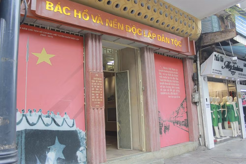 Sau này, ngôi nhà 48 Hàng Ngang được gia đình cụ Trịnh Văn Bô hiến tặng cho Nhà nước và trở thành một di tích lịch sử. Ảnh: Saostar.