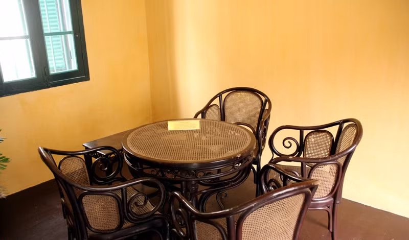 Phòng ngoài rộng hơn kê bộ bàn ghế mây, là nơi Bác Hồ thường xuyên họp bàn với Ban Thường vụ TƯ Đảng. Ảnh: Vietnamnet.