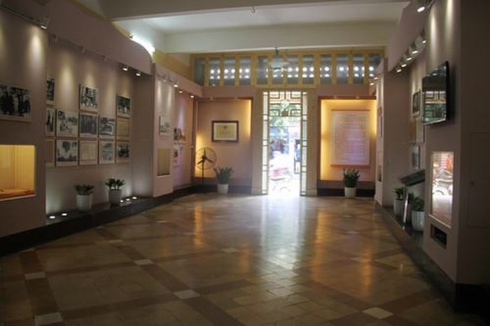 Hiện tại tầng 1, phòng ngoài là nơi trưng bày các di ảnh, đồ vật của Chủ tịch Hồ Chí Minh và các bậc lão thành cách mạng. Ảnh: Vovworld.