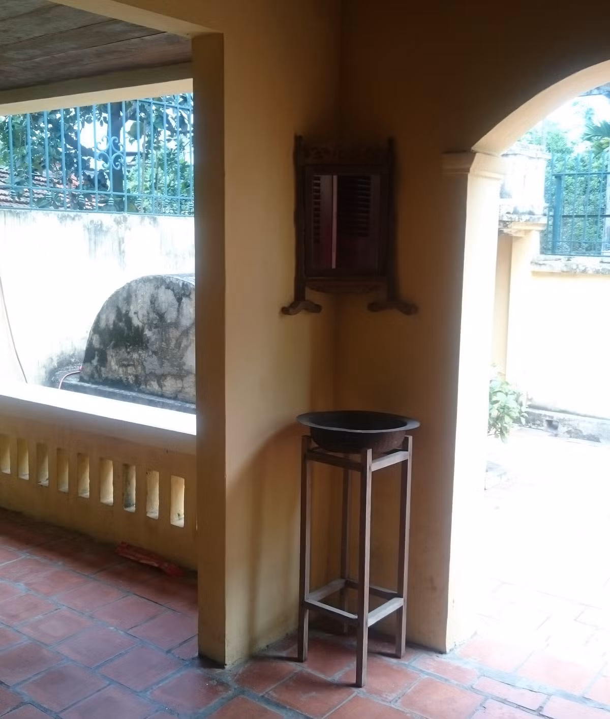 Chiếc gương, chậu rửa mặt - những vật dụng Bác Hồ đã từng dùng đều được lưu giữ như kỷ niệm quý giá. Ảnh: Người đưa tin.