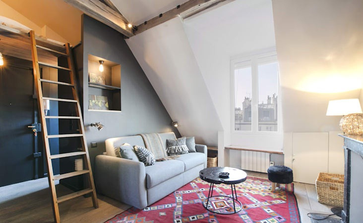 Bàn gỗ tròn mộc mạc tiết kiệm diện tích.