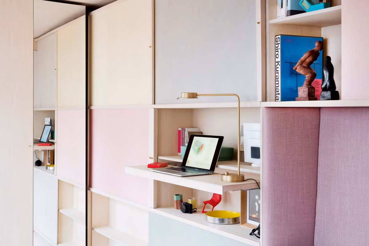 Kệ đồ thông minh có không gian cho bàn làm việc.