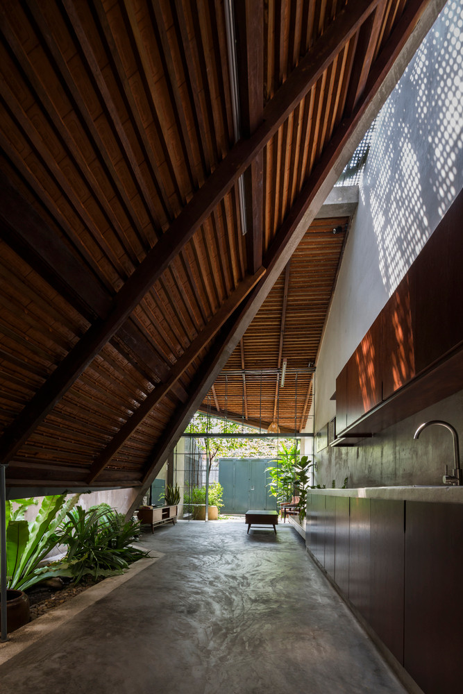 Phòng bếp thiết kế lạ mắt, ngập ánh nắng.