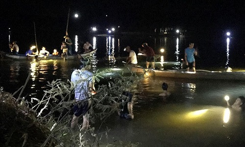 Quang Ngai: 2 nu sinh chet duoi de lai xe dap, sach vo tren bo song