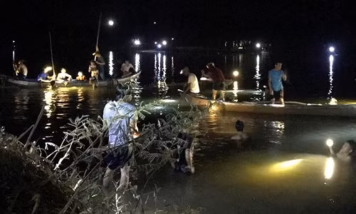 Quang Ngai: 2 nu sinh chet duoi de lai xe dap, sach vo tren bo song