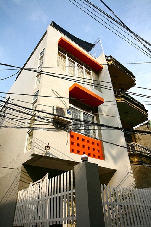 Nằm trong con ngõ nhỏ tại TP HCM nhưng ngôi nhà thuộc sở hữu của một gia đình trẻ có ưu điểm với nhiều mặt thoáng.