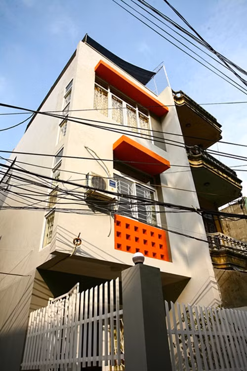 Nằm trong con ngõ nhỏ tại TP HCM nhưng ngôi nhà thuộc sở hữu của một gia đình trẻ có ưu điểm với nhiều mặt thoáng.