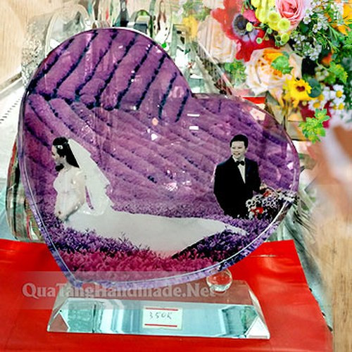 Pha lê tím nghiêng in ảnh là mặt hàng được nhiều bạn trẻ lựa chọn hiện nay, giá 320.000 đồng/khung.