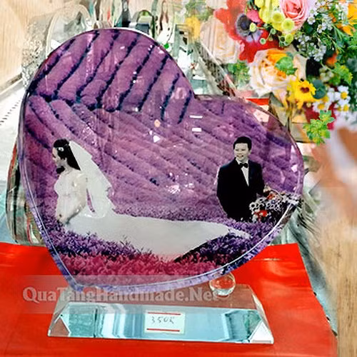 Pha lê tím nghiêng in ảnh là mặt hàng được nhiều bạn trẻ lựa chọn hiện nay, giá 320.000 đồng/khung.