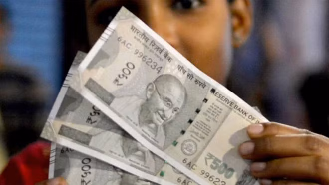 Đồng Rupee Ấn Độ mất giá xuống mức thấp kỷ lục so với đồng USD vào hôm thứ Sáu tuần trước. Tính từ đầu năm đến nay, đồng Rupee đã mất giá khoảng 10%.