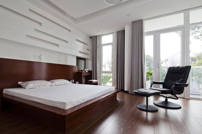 Phòng ngủ rộng thoáng với nội thất đơn giản.