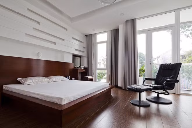 Phòng ngủ rộng thoáng với nội thất đơn giản.
