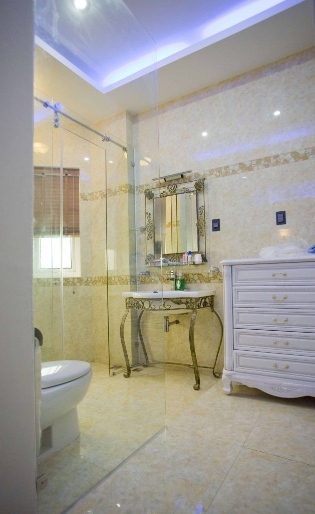 Phòng tắm không quá cầu kỳ nhưng thanh lịch đến từng chi tiết.