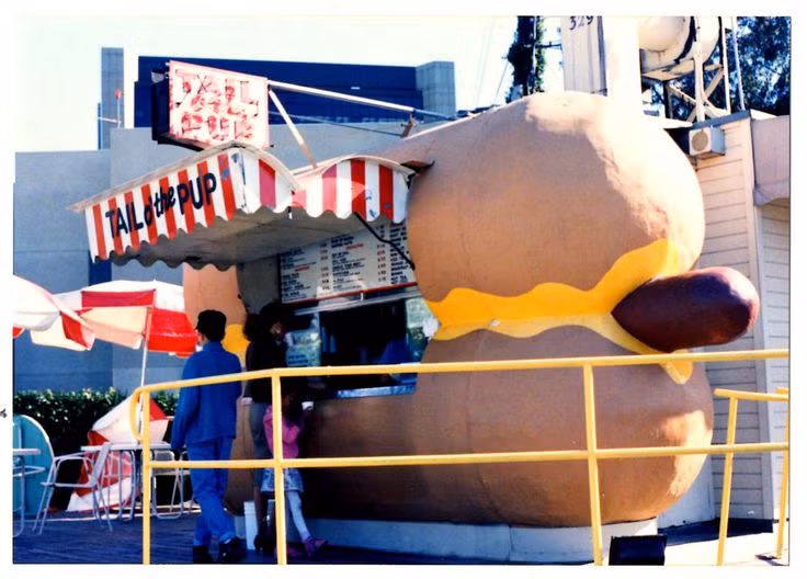 Được xây dựng vào năm 1946, gian hàng mang hình chiếc bánh hotdog này hiện nay đã được trao tặng cho Bảo tàng Valley Relics, làm nơi trưng bày các hiện vật lịch sử liên quan đến Thung lũng San Fernando, Mỹ