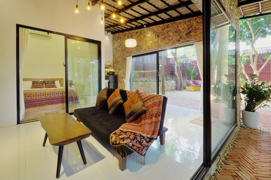 Phòng khách với các món đồ nội thất và họa tiết mang phong cách Bắc Âu.