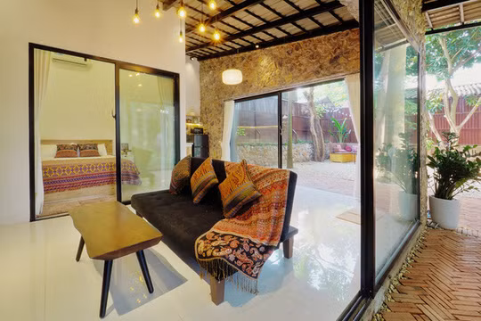 Phòng khách với các món đồ nội thất và họa tiết mang phong cách Bắc Âu.