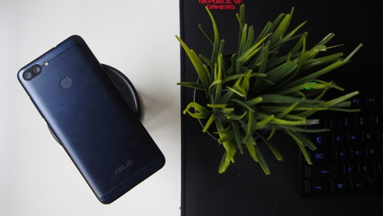 So với các đối thủ khác, thiết kế mặt sau của Asus Zenfone Max Plus M1 không có gì nổi bật với nắp lưng được chia làm 3 phần, trong đó nắp lưng là kim loại nguyên khối ôm cong ở các cạnh sát lên mép màn hình mặt trước, hai phần còn lại là hai bằng nhựa giả kim loại có màu tương đồng với nắp lưng.