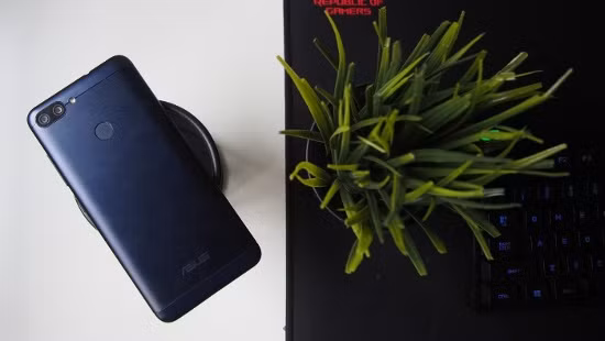 So với các đối thủ khác, thiết kế mặt sau của Asus Zenfone Max Plus M1 không có gì nổi bật với nắp lưng được chia làm 3 phần, trong đó nắp lưng là kim loại nguyên khối ôm cong ở các cạnh sát lên mép màn hình mặt trước, hai phần còn lại là hai bằng nhựa giả kim loại có màu tương đồng với nắp lưng.