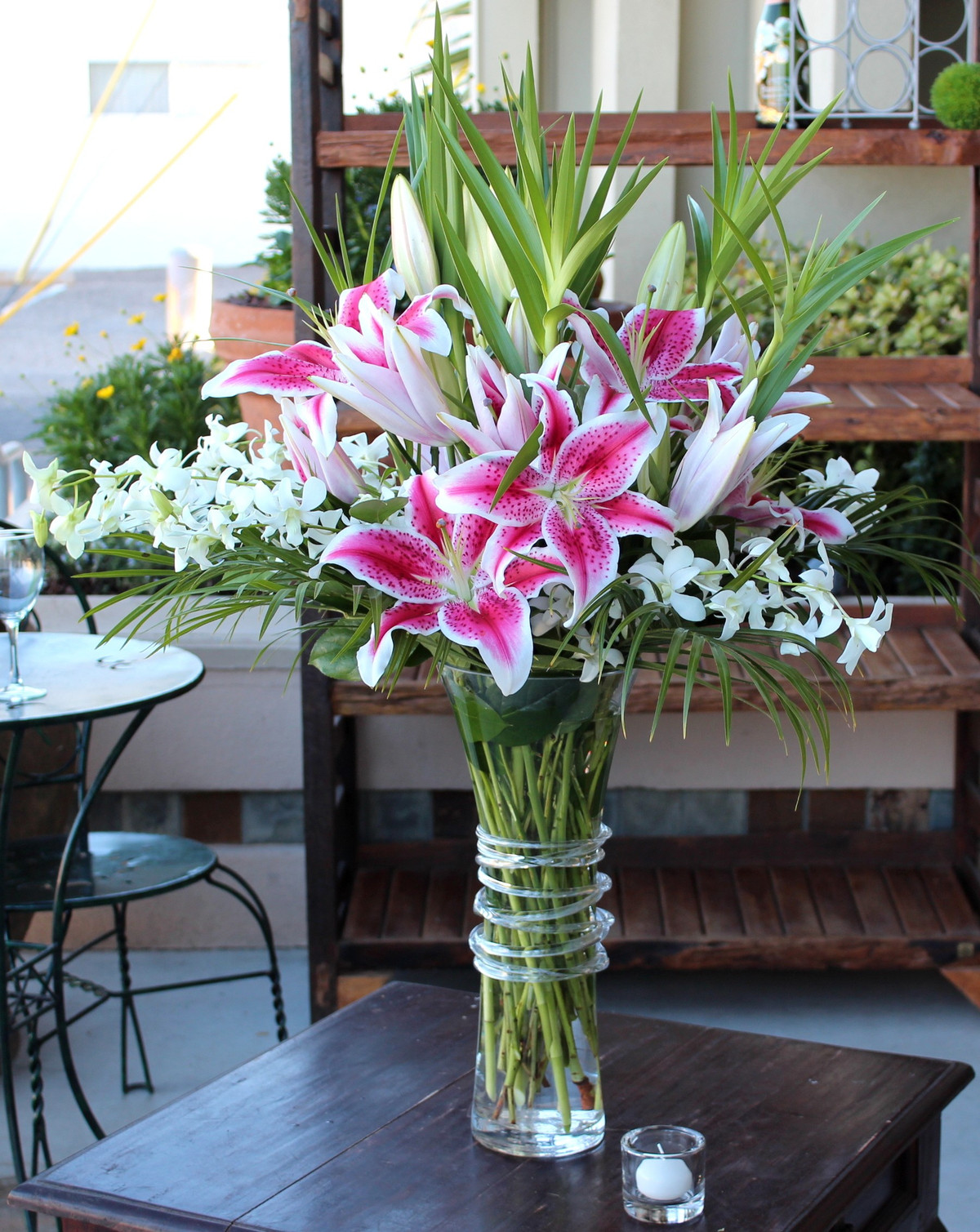 Hoa hồng, cẩm chướng, ly...thích hợp với các loại lọ miệng nhỏ và cao. Trong khi đó các loại hoa thân mềm như tuylip, cúc...phù hợp với bình miệng to. Ảnh: Englishgardenflorist.