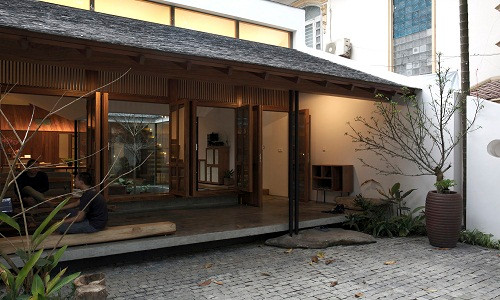 Được hoàn thành trong thời gian 7 tháng, ngôi nhà khiến hàng xóm tò mò bởi sự đan xen giữa kiến trúc truyền thống và hiện đại.