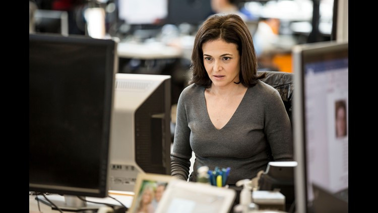 Bàn làm việc của Sheryl Sandberg - Giám đốc điều hành Facebook có nhiều vật dụng cá nhân đặc biệt như son dưỡng môi, chai Coca Diet, quả tạ tập tay và một sợi dây cao su chuyên biệt cho vật lý trị liệu. Ảnh: Kii.