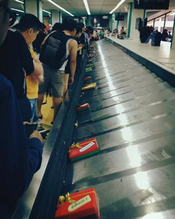 Một hãng hàng không của Singapore gây bất ngờ cho hành khách đáp máy bay tại Manila (Philippines) bằng việc tặng mỗi người một món quà Giáng Sinh có dán tên cụ thể trên băng chuyển, trước khi lấy hành lý.