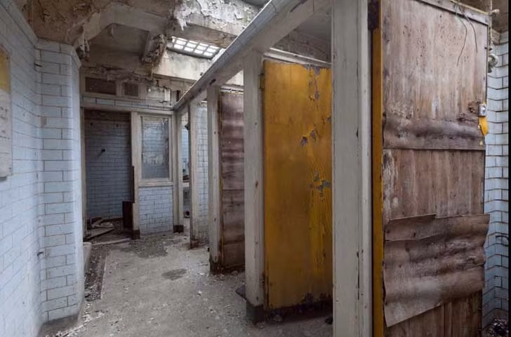 Nhà vệ sinh xây dựng từ năm 1929 trở nên cũ nát và xuống cấp trầm trọng.