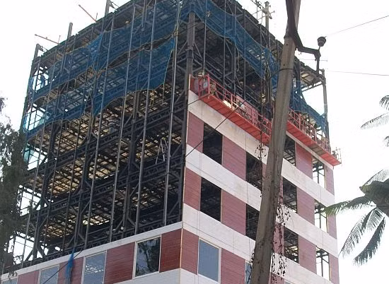 Các công nhân xây Instacon bằng các vật liệu đúc sẵn, gồm 200 tấn sắt, không dùng gạch, cát mà xây tường bằng các tấm nhựa polyuretan (PUF). Ảnh: Ecochunk.