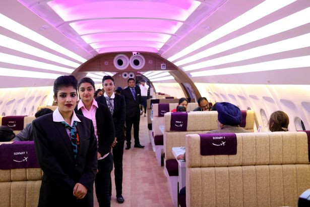 Hàng ghế trên máy bay được thay thế bằng dãy bàn ăn rộng rãi và thoải mái.