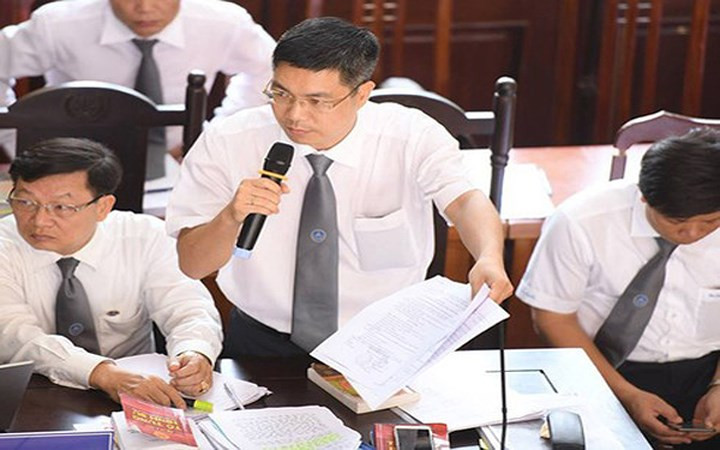 Cũng trong phiên tòa sáng 29/5, luật sư Nguyễn Tiến Thủy (bào chữa cho bị cáo Trần Văn Sơn - cán bộ phòng vật tư - BVĐK tỉnh Hòa Bình) đưa ra bản hợp đồng lao động giữa bị cáo Sơn và Bệnh viện Hòa Bình nhưng không được xác nhận. Nếu vấn đề này được làm sáng tỏ sẽ liên quan chặt chẽ đến bản án mà VKS đề nghị đối với bị cáo Sơn, và HĐXX có cơ sở đánh giá trách nhiệm của những người liên quan đến việc phân công nhiệm vụ, sử dụng lao động. (Trong ảnh: Luật sư Thủy đang trình bày tại tòa).