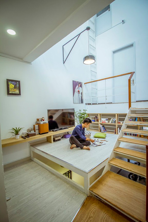 Theo mong muốn xây dựng căn nhà phố 2 tầng trên mảnh đất 44m2 gợi nhớ về quê hương Biên Hòa (Đồng Nai) của gia chủ, kiến trúc sư không thiết kế phòng khách dưới tầng 1 như bình thường. Thay vào đó là không gian sinh hoạt chung ấm cũng ở tầng lửng. Tại đây, cả gia đình tụ tập, thư giãn như đọc sách, xem phim...