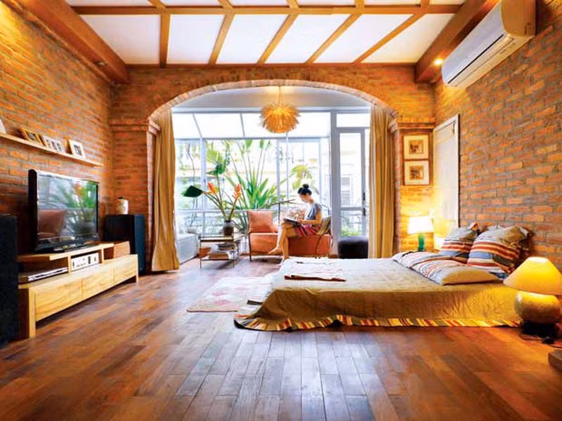 Bức tường gạch mộc mạc mang đến cảm giác gần gũi mà tinh tế, sang trọng. Ảnh: Angcovat.