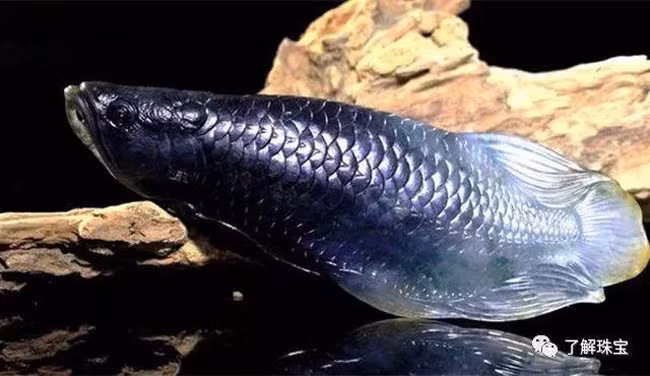 Ngọc bích hình cá uốn lượn tượng trưng cho tiền tài may mắn.