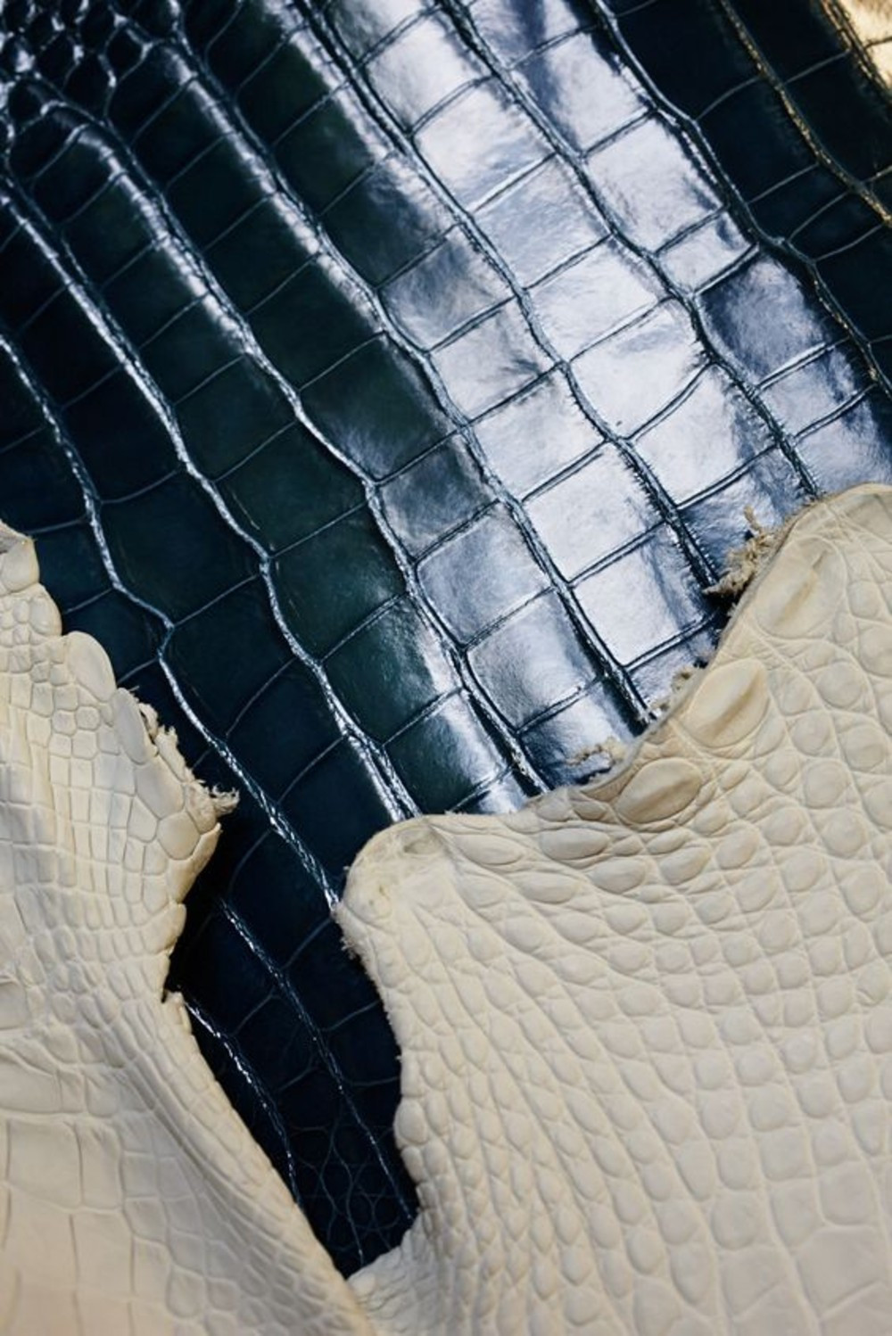 Túi Louis Vuitton được làm từ 12 miếng da trăn và sử dụng da cừu làm nội thất.