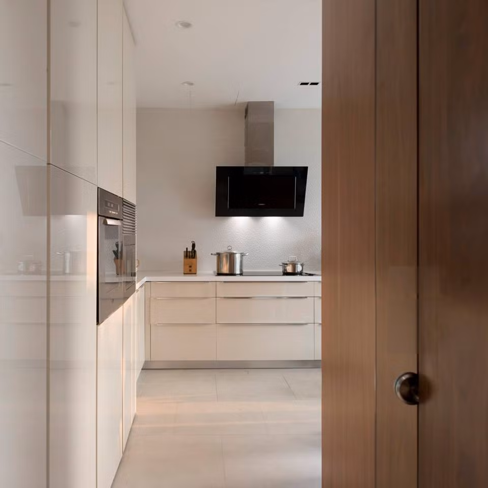 Hệ thống tủ bếp trên, dưới cho không gian lưu trữ đồ dùng nhà bếp rộng rãi.