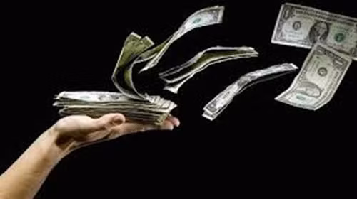 Chi tiêu có chọn lọc, không theo người khác cũng là cách tiết kiệm được một số tiền không nhỏ. Việc chi tiêu cho quần áo, điện thoại...giống như bạn bè chỉ thỏa mãn niềm vui phút chốc mà không giúp bạn tích lũy được tài chính.