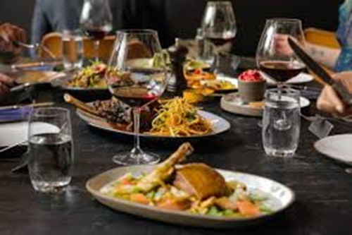 Nếu ăn ngoài quán, đôi khi bạn còn tốn thêm cả tiền đồ uống như trà, cà phê, nước ngọt... Nguồn ảnh: Internet.