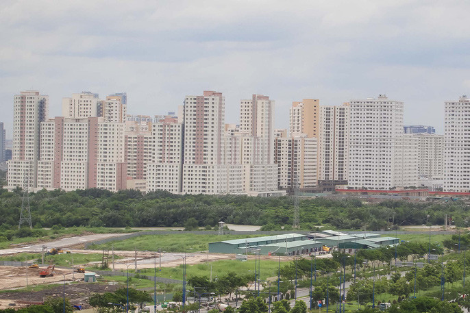 Một phần trong số căn hộ tại khu tái định cư Bình Khánh hiện rơi vào cảnh hoang hóa vì không có người đến ở đang được chuyển sang nhà ở thương mại.