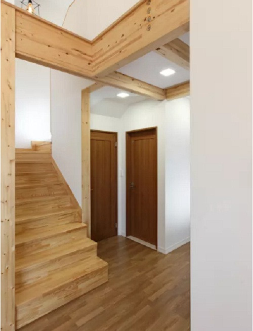 Cầu thang gỗ với tông màu nâu sáng kết nối không gian.