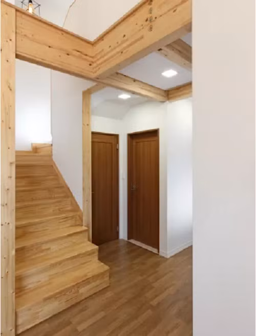 Cầu thang gỗ với tông màu nâu sáng kết nối không gian.