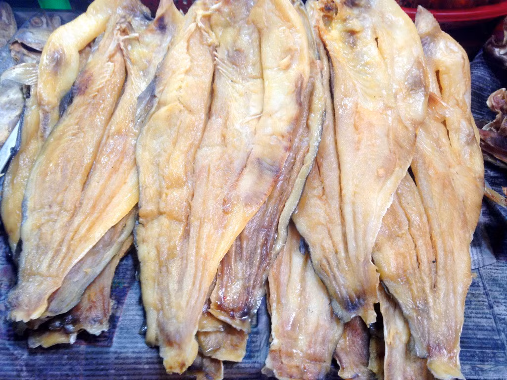 Khô cá tra là một trong những đặc sản "độc nhất vô nhị" vùng đầu nguồn Châu Đốc - An Giang. Ảnh: Zing.