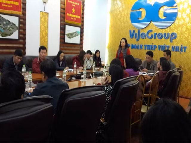 Đoàn liên ngành làm việc với đại diện nhà trường và công ty sáng 6/1.